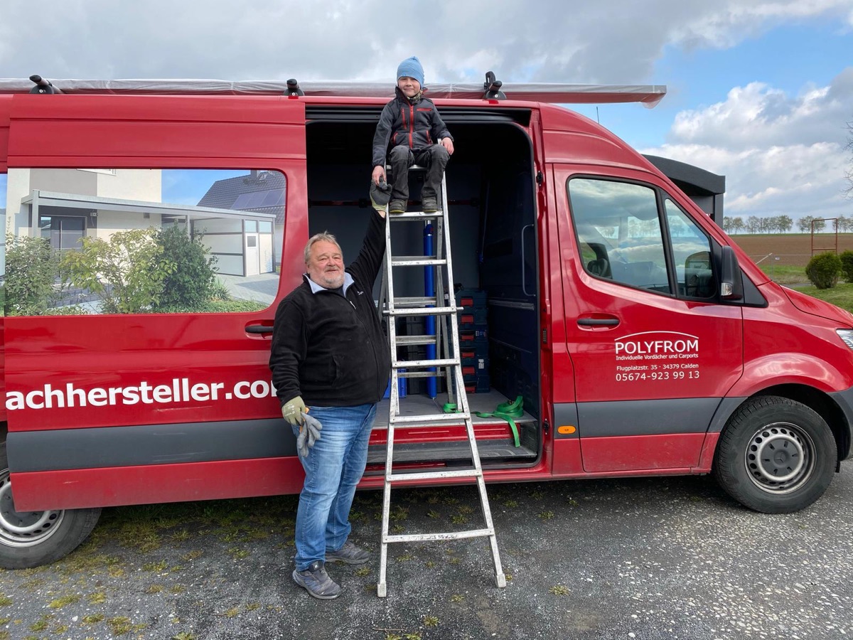 Polyfrom-Senior mit Enkel vor dem Firmenwagen – drei Generationen Familienbetrieb